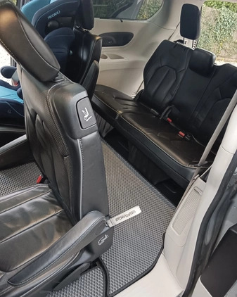 Chrysler Pacifica cena 99999 przebieg: 79900, rok produkcji 2017 z Krzeszowice małe 352
